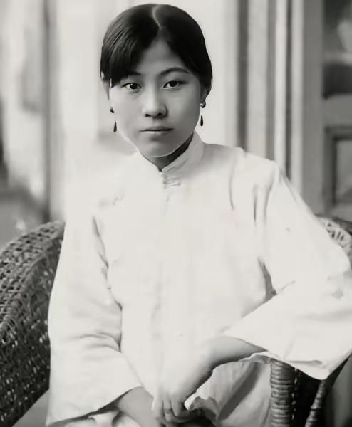 1974年，90岁的杨森迎娶了17岁的张灵凤。洞房之夜，就在杨森要行房事时，张灵