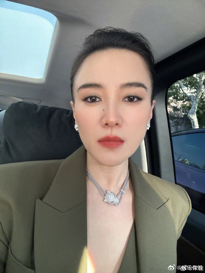 宋佳好有腔调的大女人宋佳大光明发型帅成啥了 宋佳久违上线分享自拍！大光明发型利落