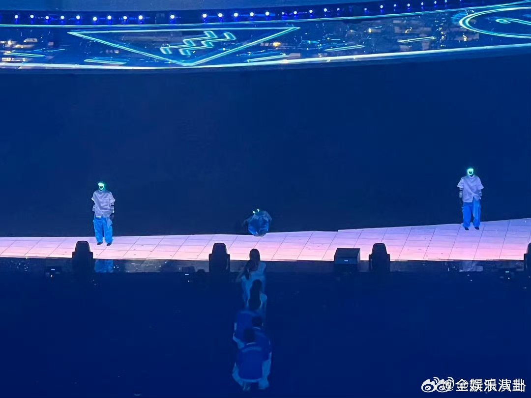 张杰鸟巢机器人演我上班谁懂啊张杰鸟巢演唱会这机器人太搞笑！台上迷糊做错动作，妥妥