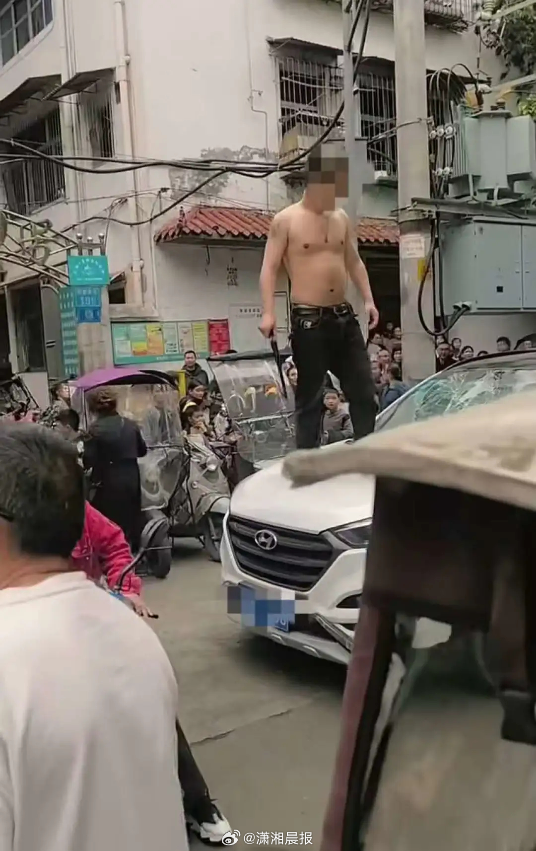 【四川阆中一#男子赤膊手持利器砸车#，#当地回应男子赤膊手持利器砸车#：双方因交