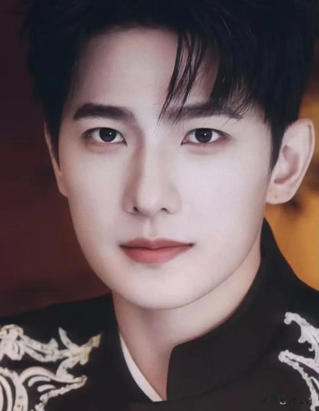 杨洋不是单眼皮，而是内双丹凤眼，就是古文里形容的美人眼的一种类型，而且他本来眼睛