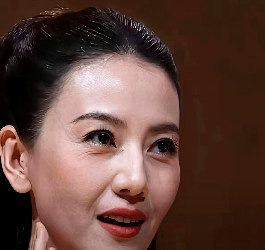 当她素颜照流出，评论区却沸腾：这女人终于活明白了。
周迅直面衰老恐惧，高圆圆转身
