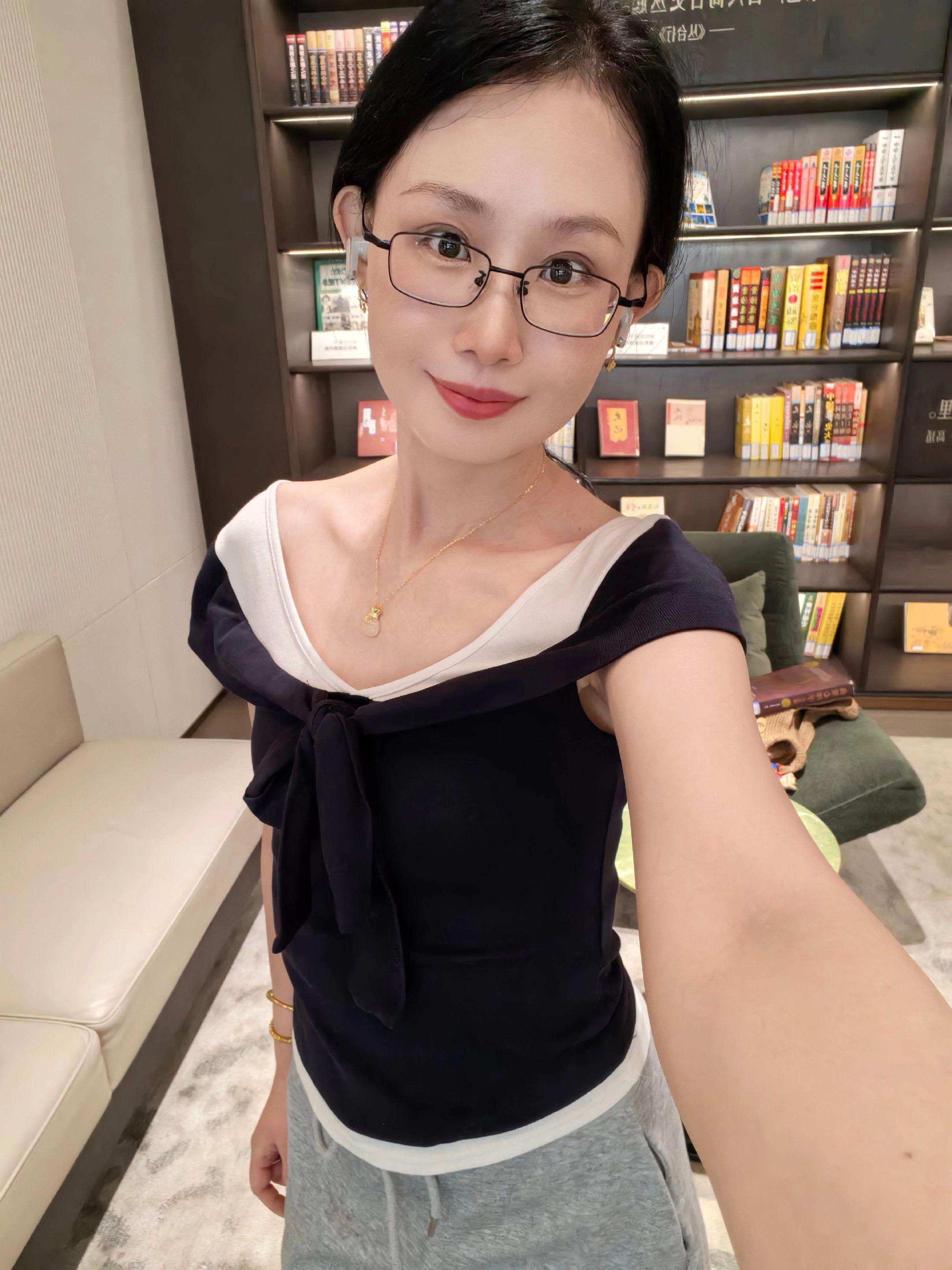42岁的我的充电日常。不上班的日子里，就靠看看书、练瑜伽给自己充充电～