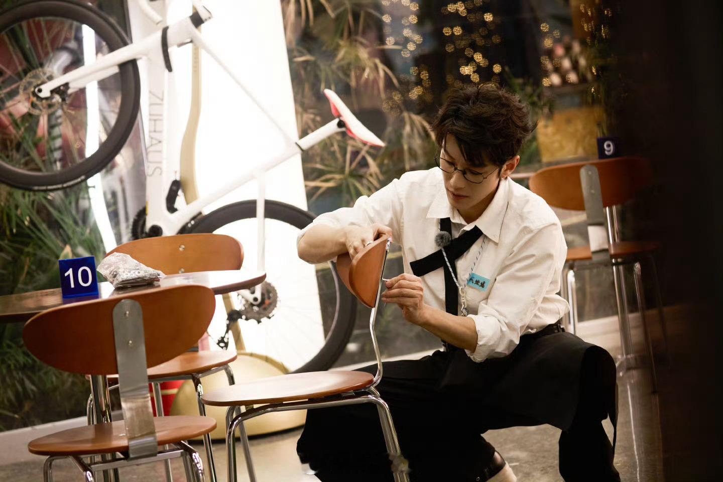 代旭汉堡忠实粉丝代旭自曝最爱吃汉堡汉堡一在手，快乐马上有！隔着屏幕都被代旭吃汉堡