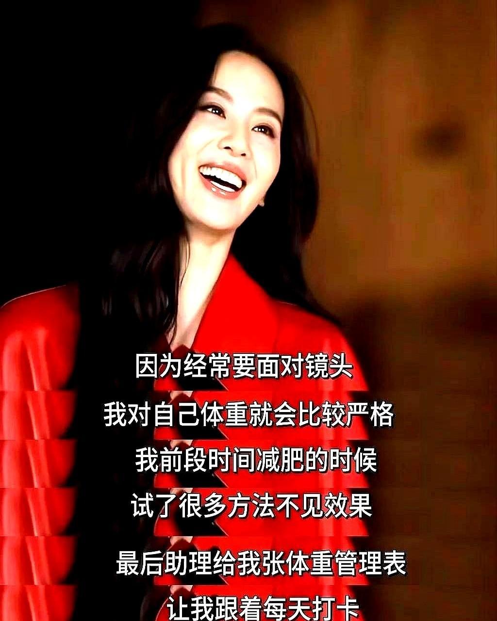 刘诗诗没发健身广告，她发了个跟练视频，结果全网开始用矿泉水瓶练肩。
地铁里没人刷