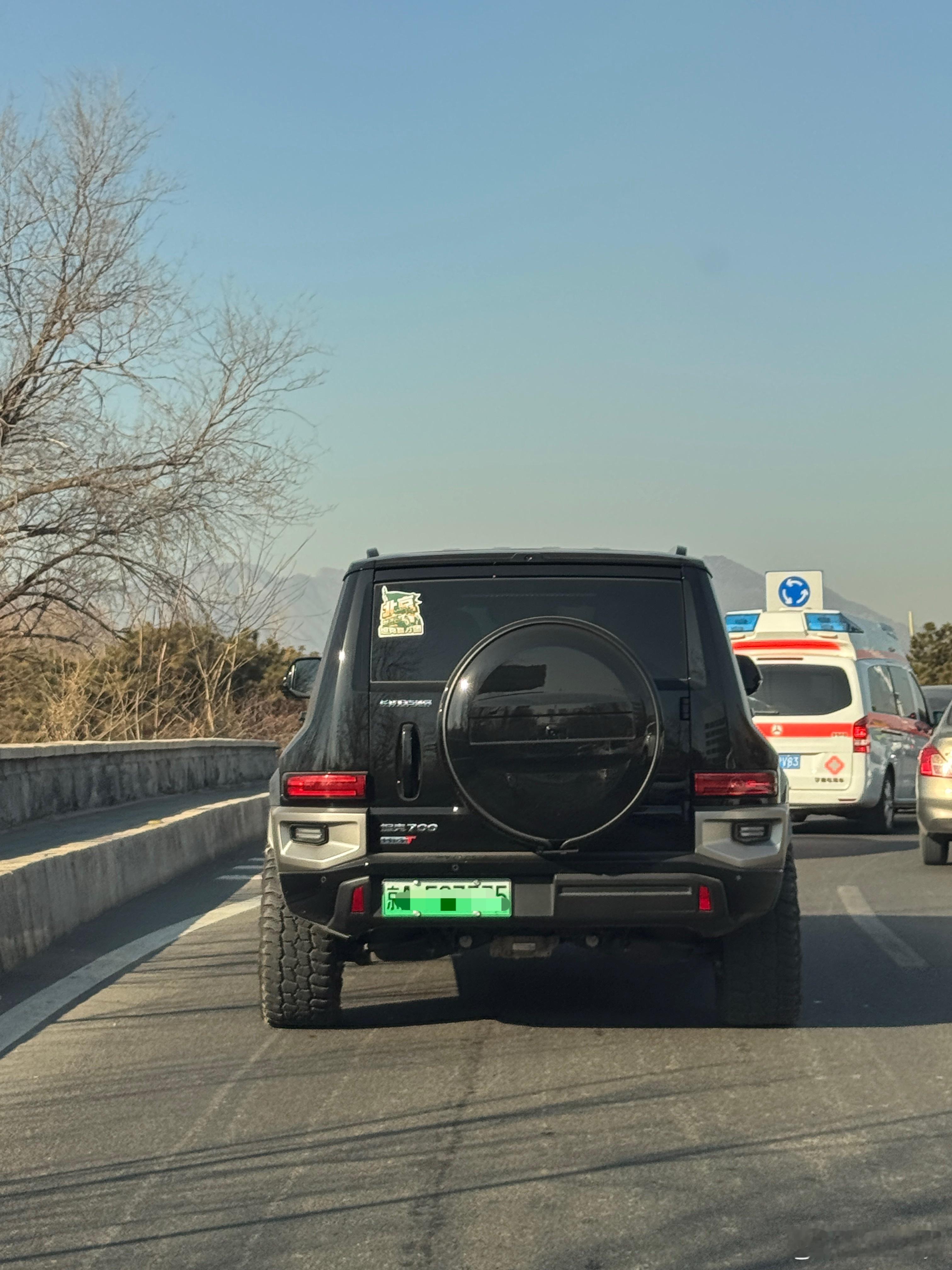 坦克700的悬挂降下来后，感觉到特别敦实，下盘贼稳