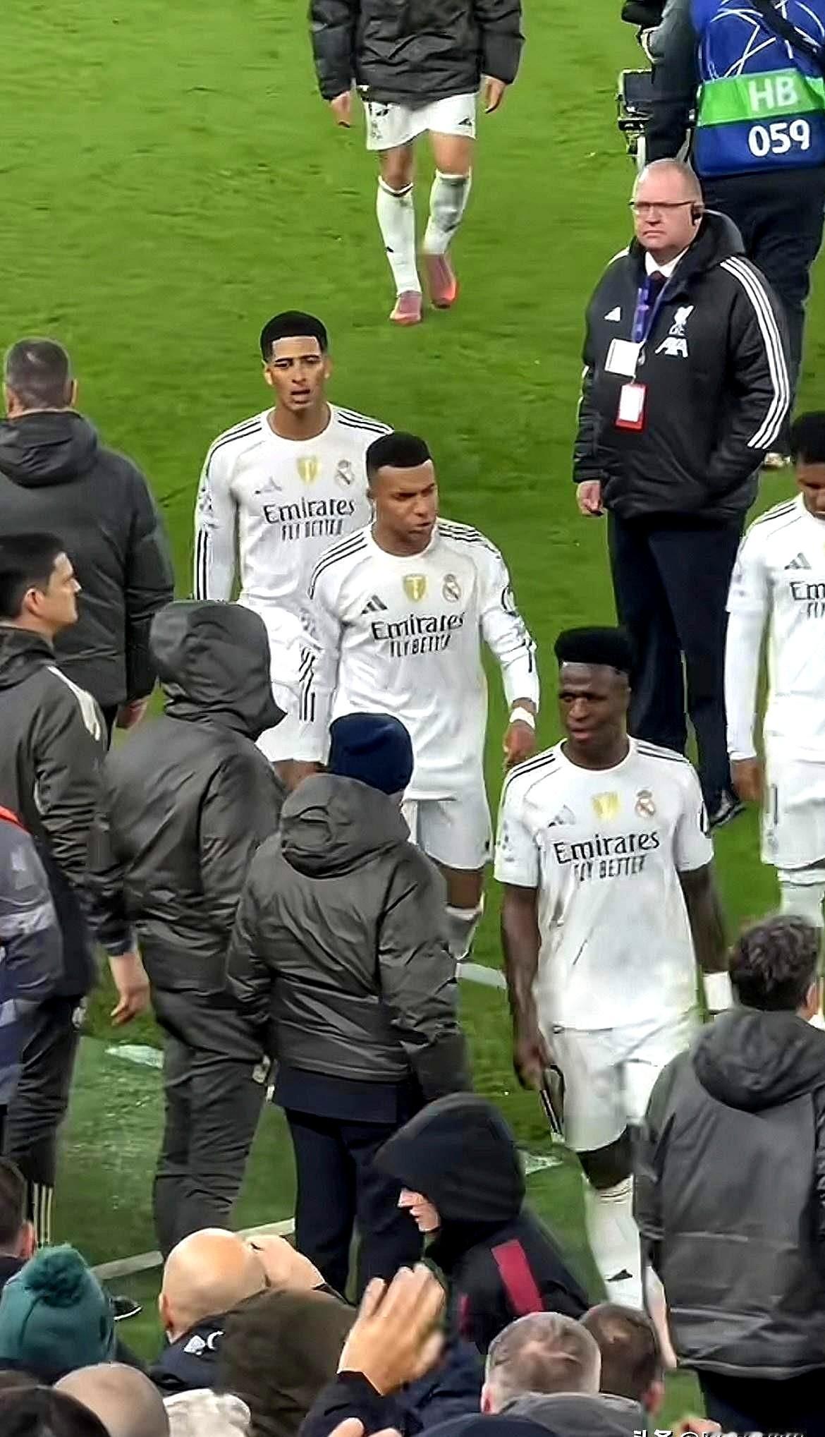 皇马再次在巴列卡诺丢分！
维尼休斯真是“独”！

他球到脚下就别想传给别人。
现