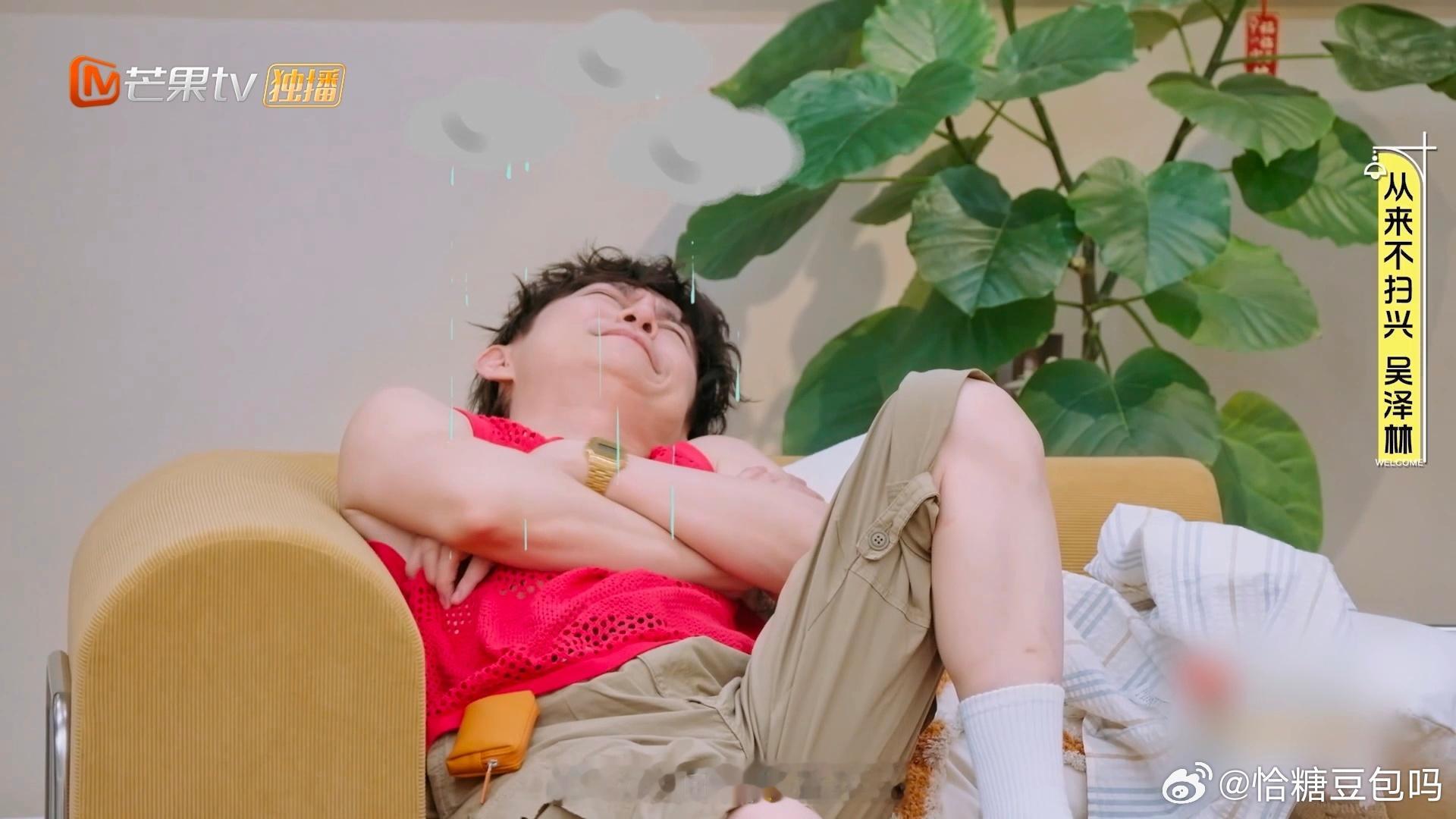何炅三次主动换来终身内向 闭眼猜人游戏里何老师三连错，每次都以为是自己，结果三次