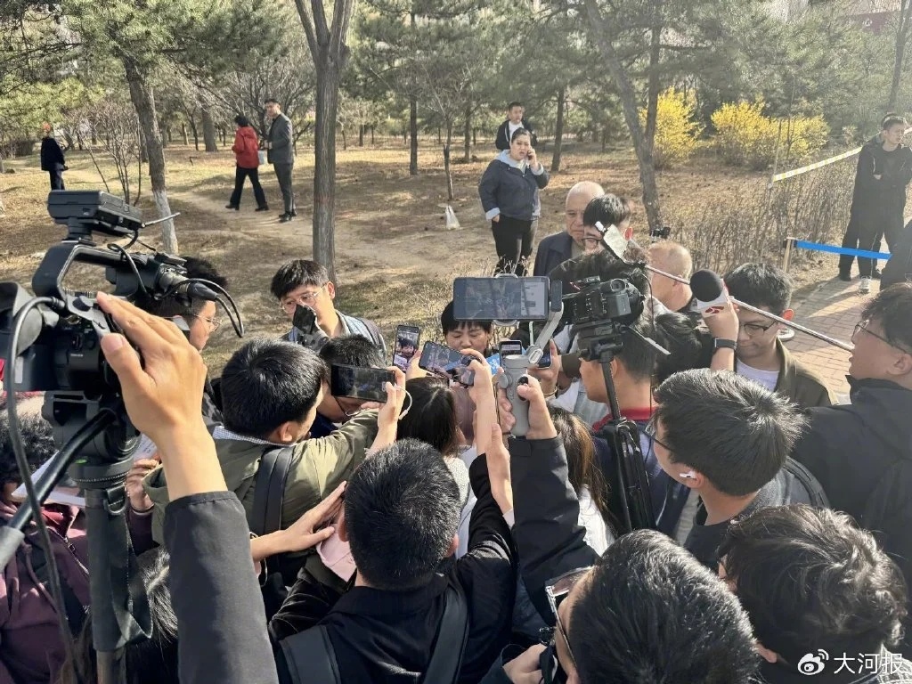 【“订婚强奸案”二审宣判现场：女方未出庭，#审判长介绍订婚强奸案房本加名经过#】