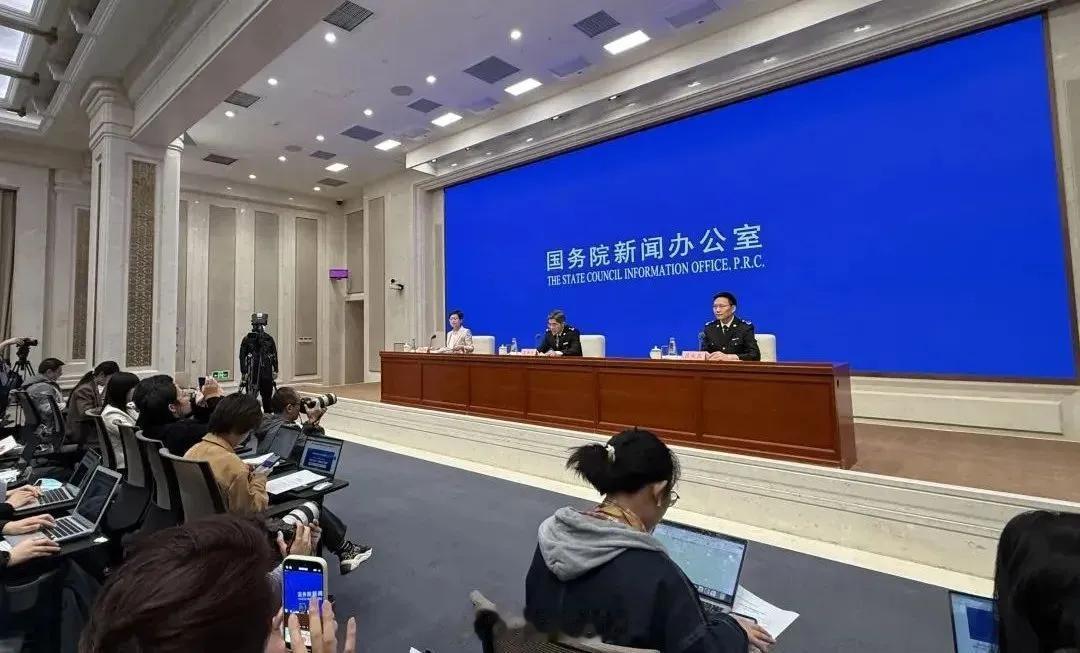 最新4月经济数据出炉，整体呈现生产强、消费弱、地产低迷的分化态势。
 
消费端明