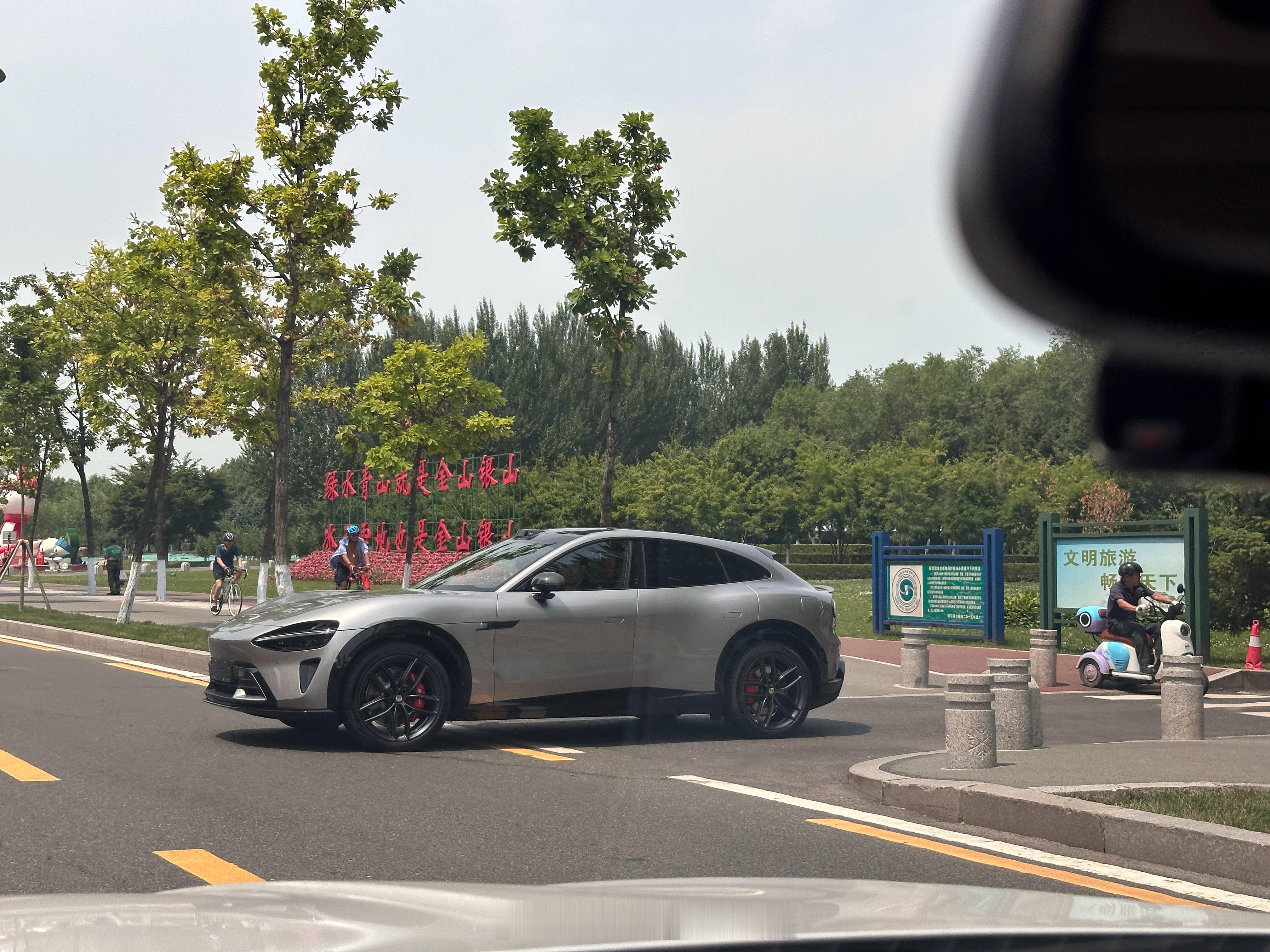 哎呦 不错哦小米汽车小米yu7哈尔滨豪车街拍  ​​​