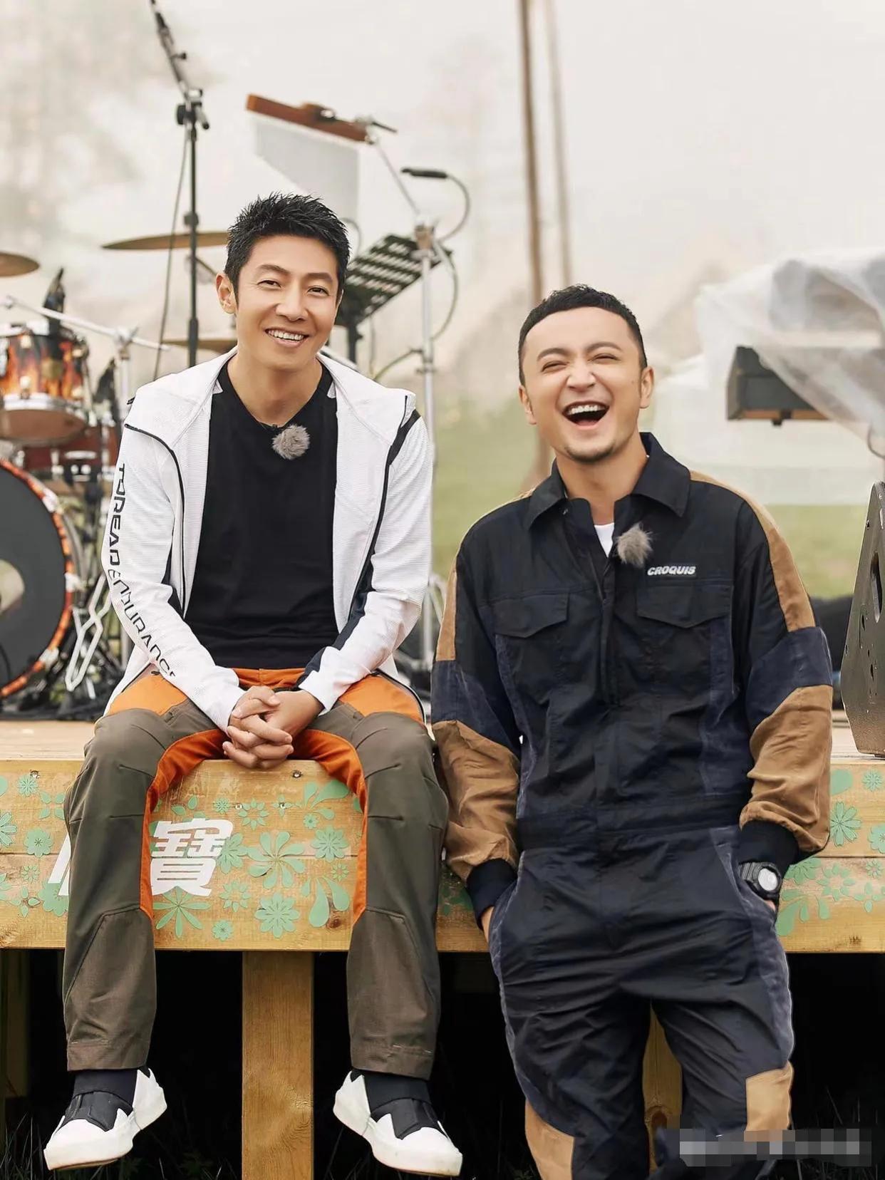 今年最好笑的梗，莫过于刘谦魔术的时候小尼的失败和撒贝宁的现挂了。
当大家都对上了