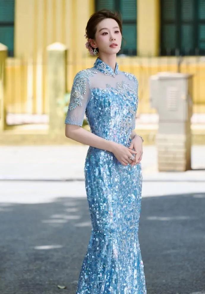 刘诗诗这身蓝色亮片旗袍太惊艳！
改良旗袍版型勾勒温婉线条，浅蓝亮片精致又灵动，自