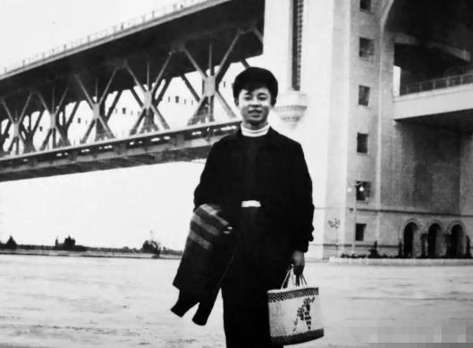 1958年，18岁的雷锋在武汉长江大桥前留下了这张珍贵的影像，那时的他还没有成为