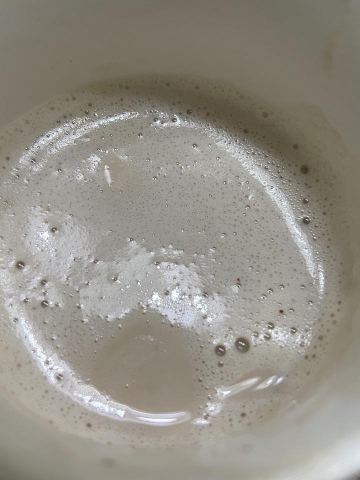 每天早上来一杯豆浆，营养丰富，好喝又健康，搭配上杂粮馒头和鸡蛋，真的太赞了
