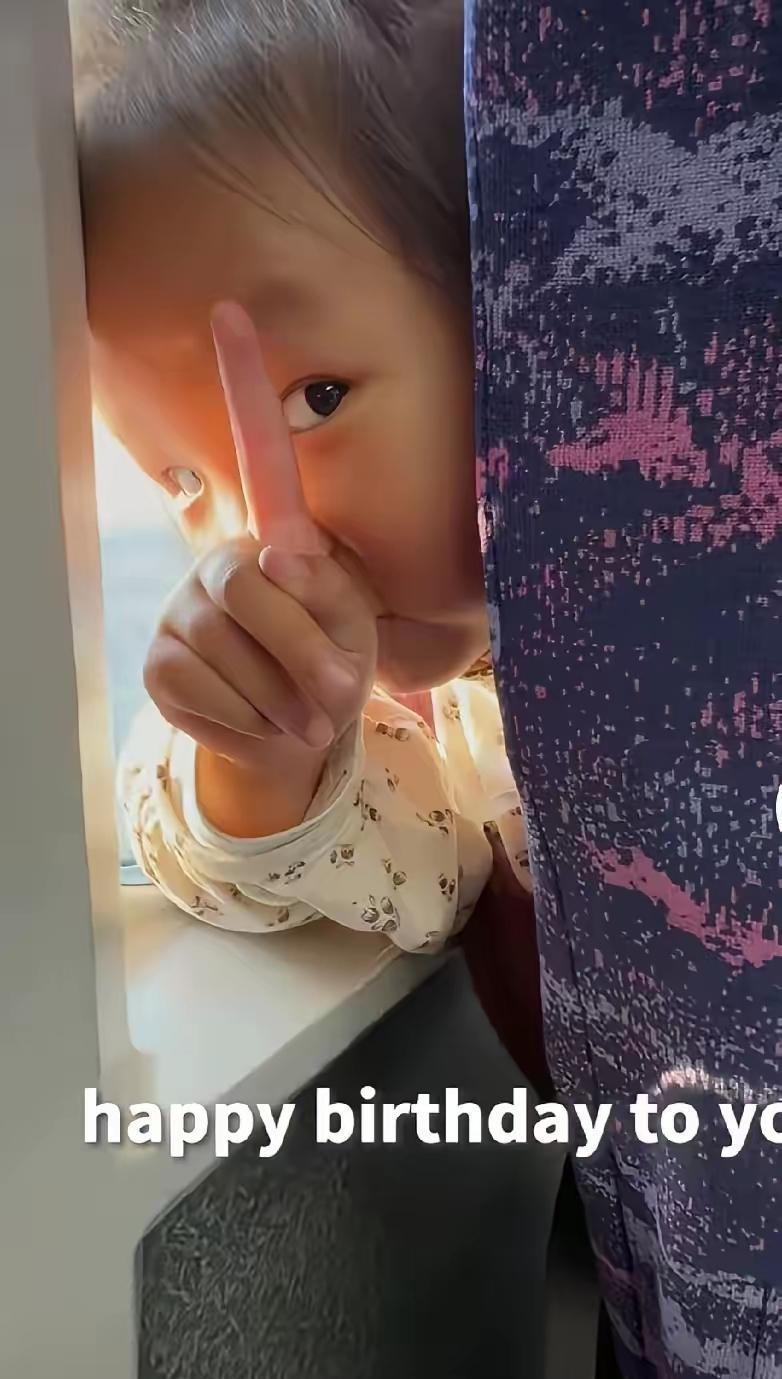 3岁女童火上人民日报！在飞驰的高铁上，坐在前排的3岁女儿突然回过头小声问坐在后排