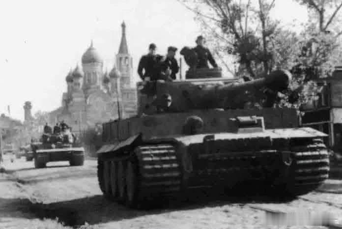 在哈尔科夫城内集结的国防军503重装甲营的老虎们，摄于1943年4-5月军事历史