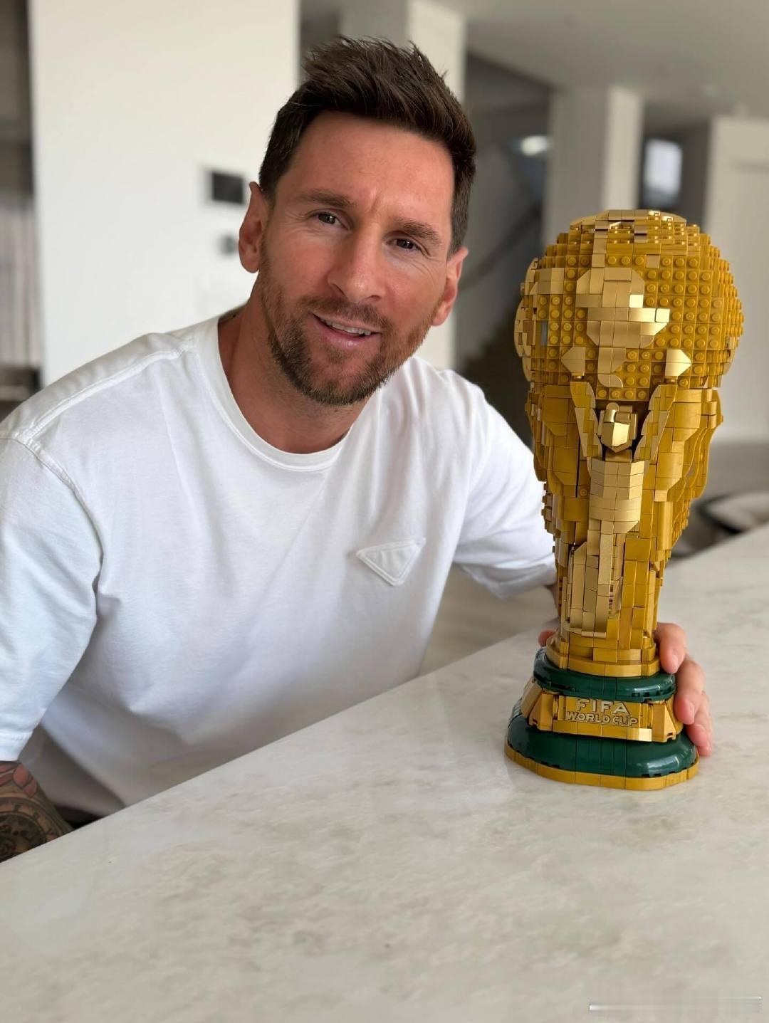 球王🐐梅西和乐高世界杯合影 