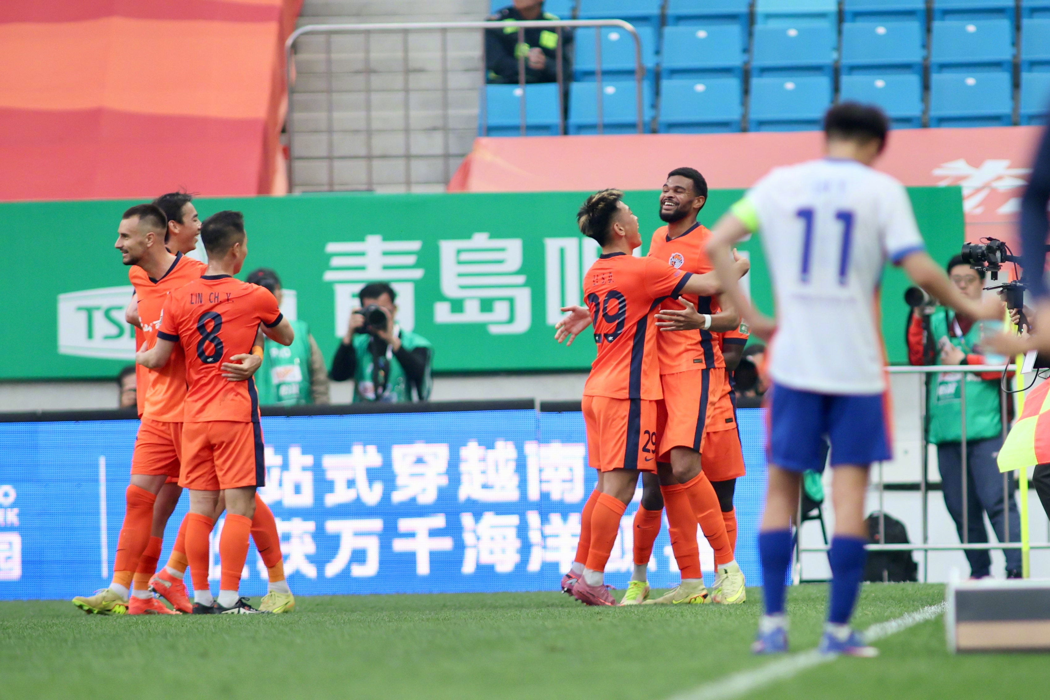 青岛海牛主场3-1力克上海海港，一举终结对阵海港的七连败！此战过后青岛海牛积分升