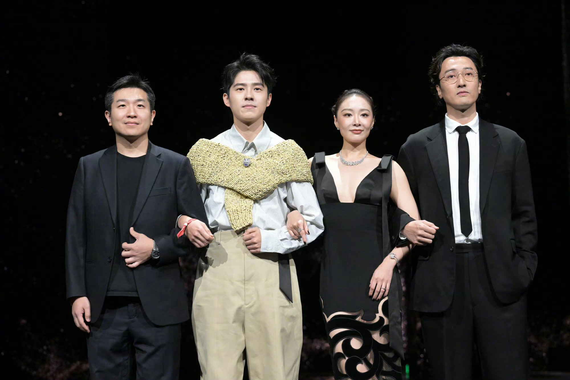 刘昊然高叶王传君手挽手走红毯《南京照相馆》导演申奥，主演刘昊然、王传君、高叶全程