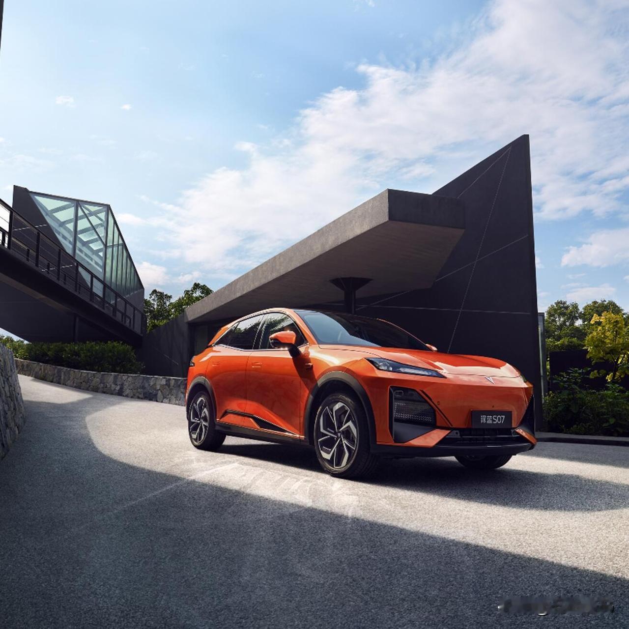 在车流里一眼认出深蓝S07，就像在人群中撞见自带打光的潮人——0.258低风阻溜