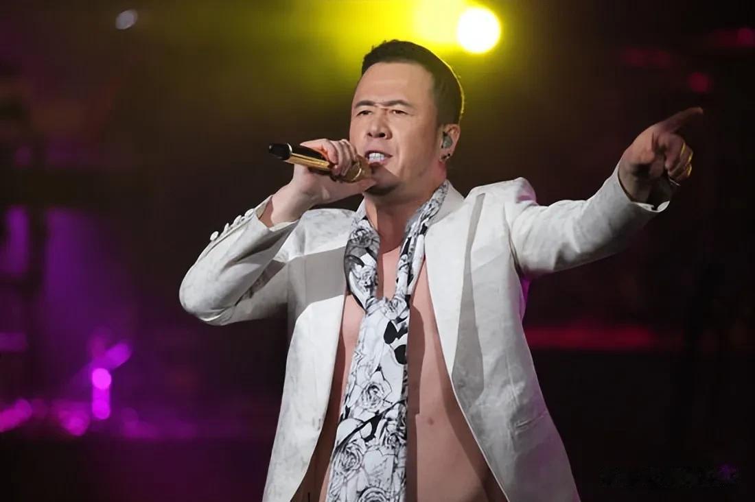 杨坤老师是一位备受尊敬的音乐人，他在音乐创作上一直保持着高度的专业性和创新性。杨