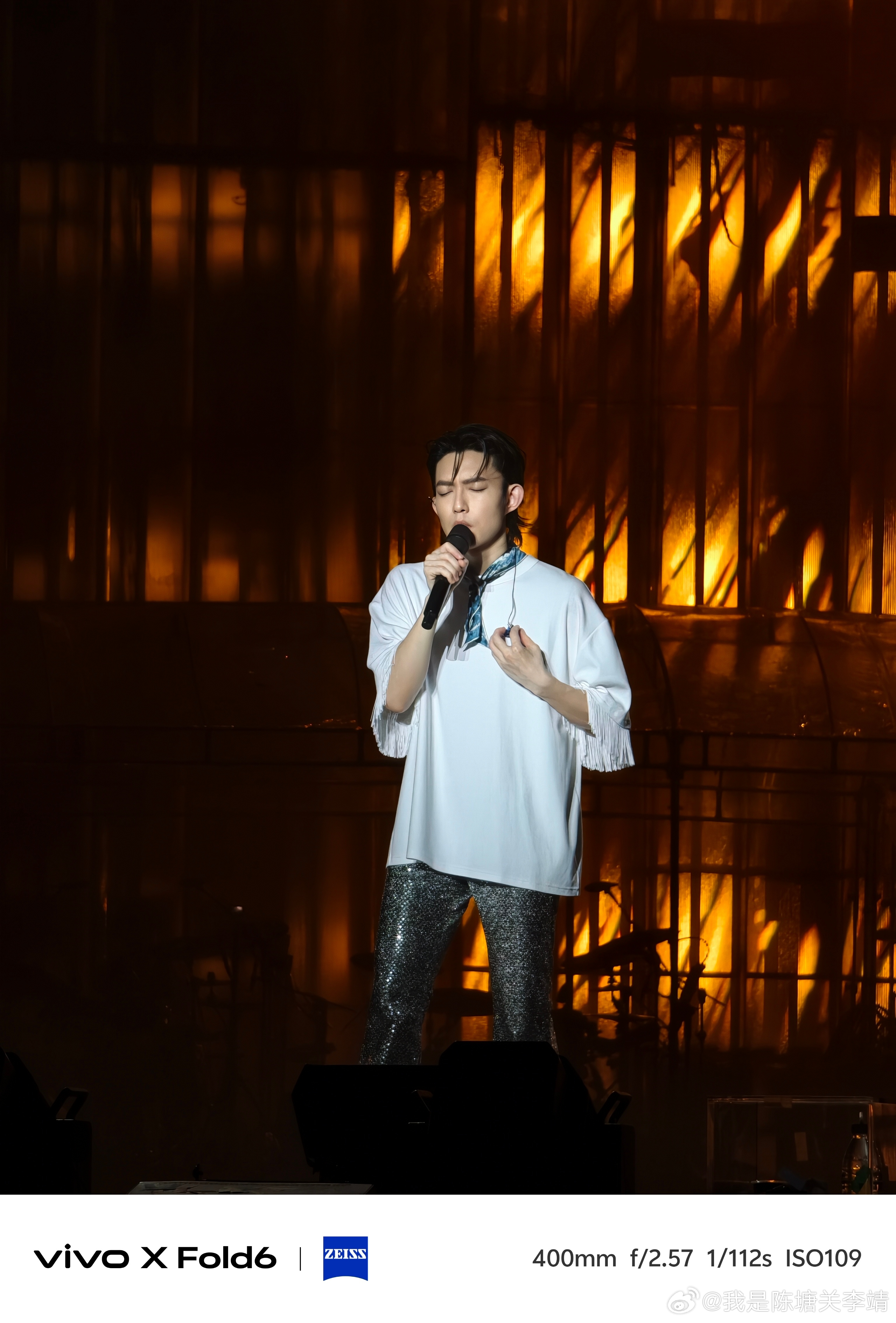 演唱会惊现一种很新的拍法其实我一直觉得折叠屏就特别适合用来拍照拍视频，因为得益于