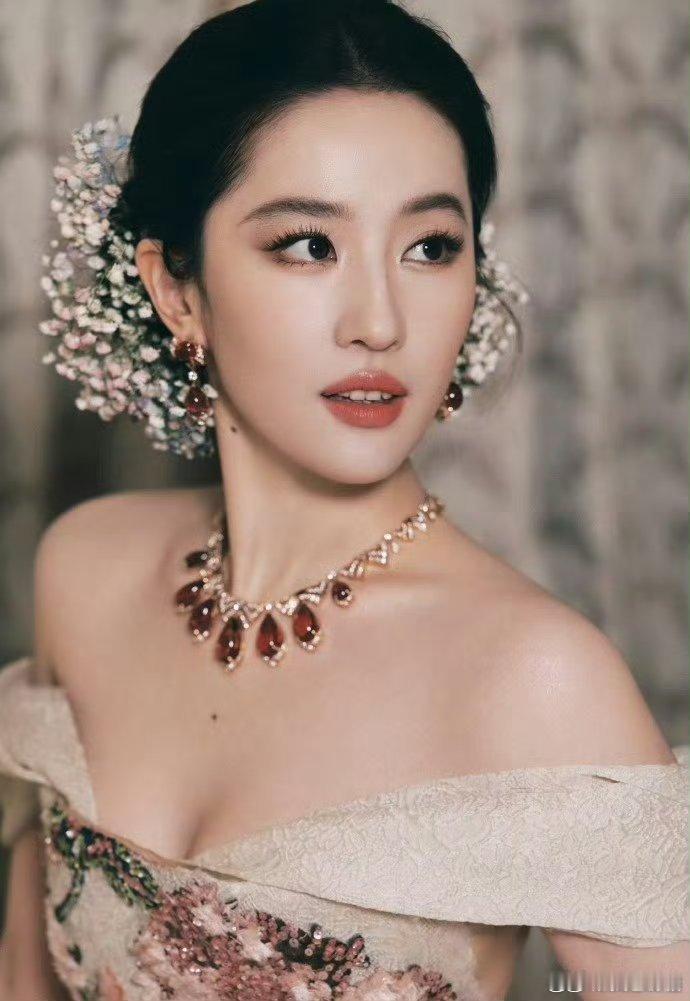 今年女明星最出圈的四组图刘亦菲 神颜的正确打开方式 