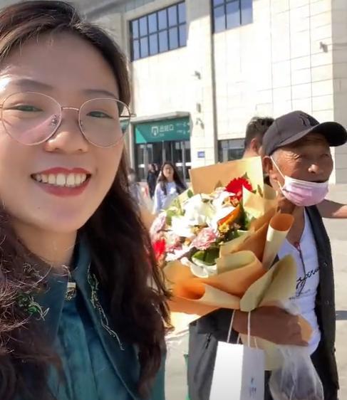 2018年，一山西姑娘，在北京地铁站为一陌生老人指路，并给了100多元现金。哪料