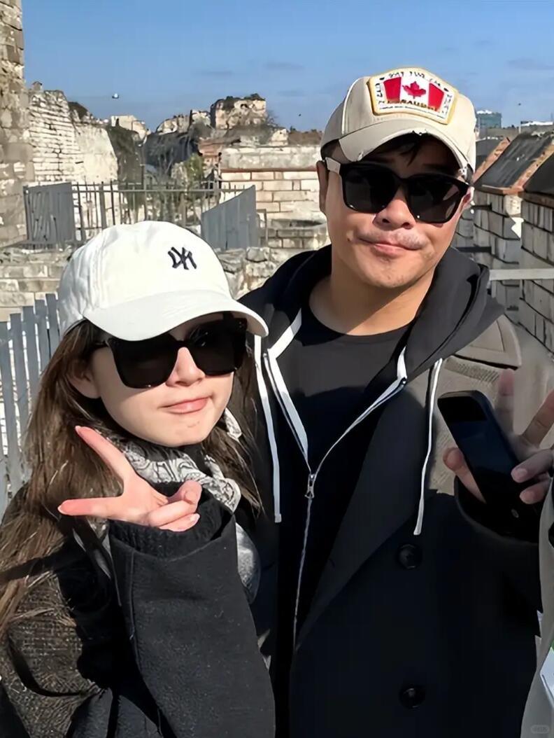 陈思诚与阮巨相差21岁，2022年因合作剧集相识相恋，至今相伴四年，但从曝光之初