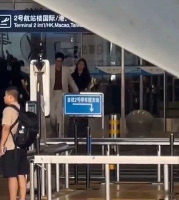 两个人好甜蜜啊#彭冠英刘亦菲牵手路透##彭冠英刘亦菲让我红眼病犯了# ​​​