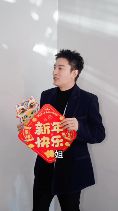 贾乃亮与李小冉互动，李小冉口音被带偏。近日，两人在活动现场热聊，贾乃亮的东北口音