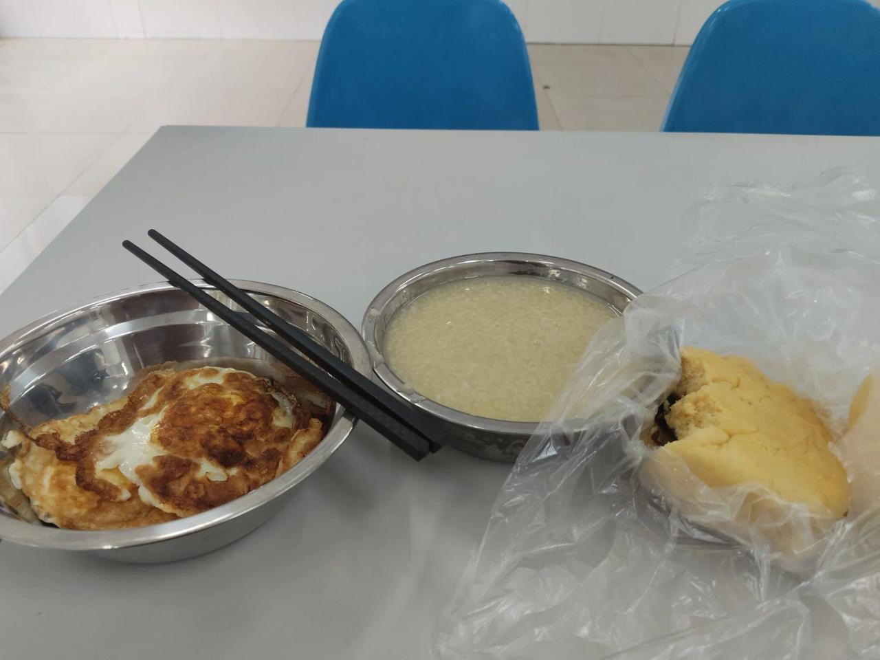 今天娃哈哈餐厅吃得早餐，两个煎鸡蛋、两个夹馅玉米馒头，一碗小米粥，共花费5元钱。