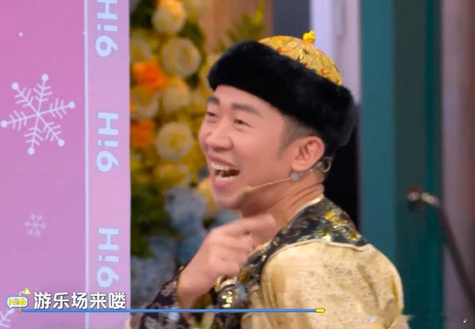 沈月就是节目里的开心果！选迪哥拍照时，灵动小嘴蹦出“想在你的肩膀上滑滑梯”，可爱