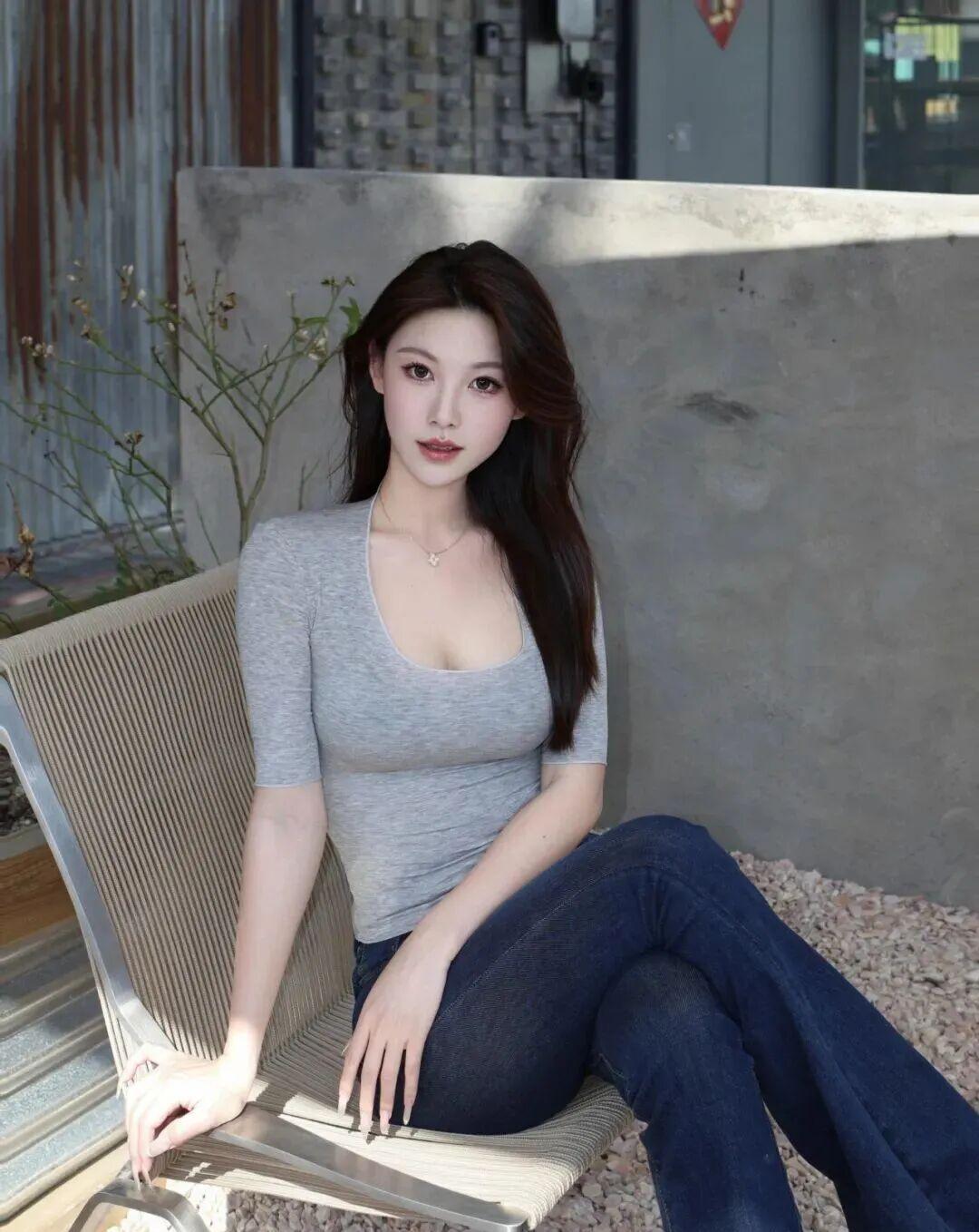 牛仔裤拍照撩发插兜拿咖啡这样拍大方漂亮气质显身材