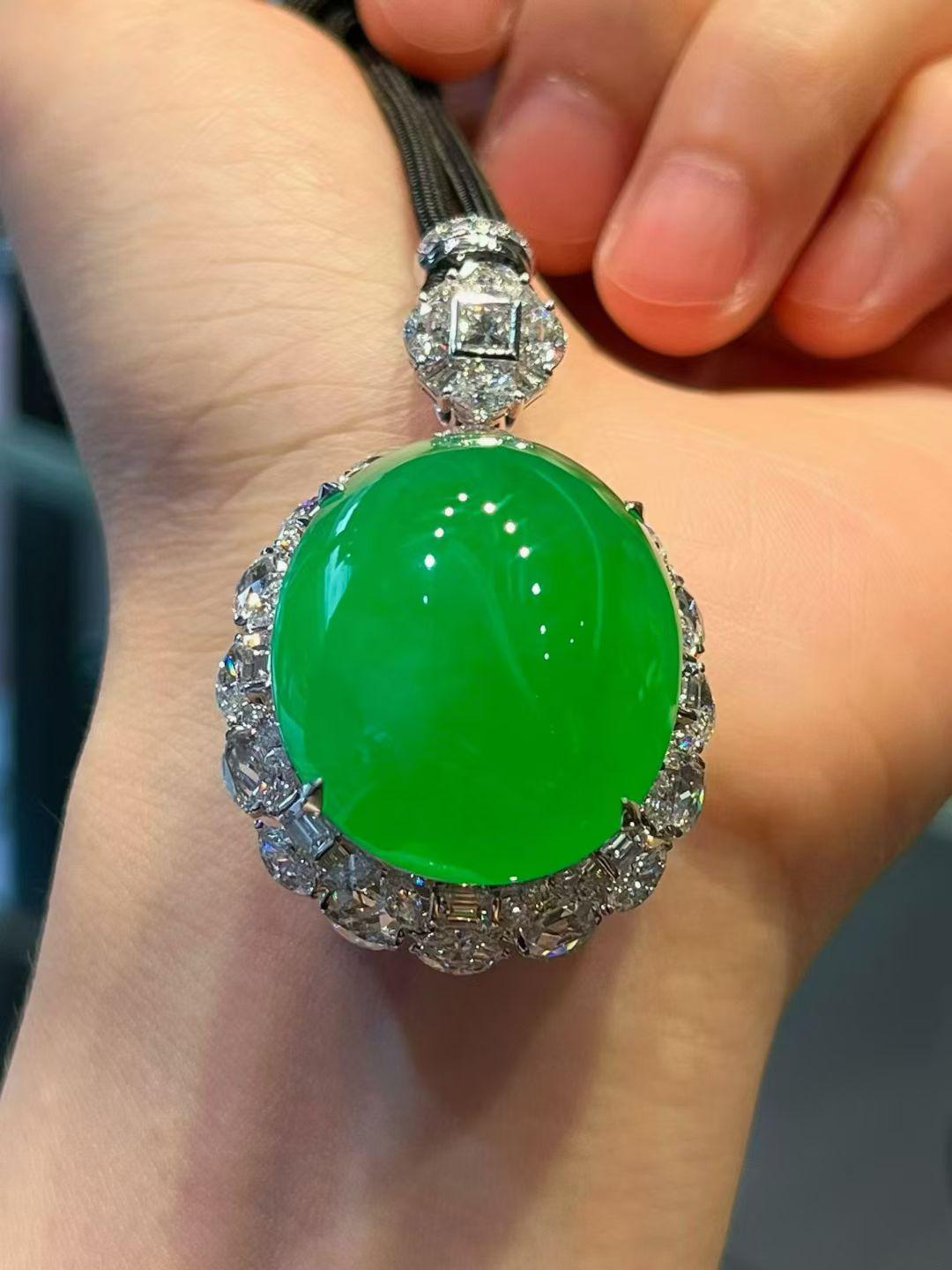 阳绿蛋面吊坠，色阳饱满，完美七位数，尺寸26.6*23*10.8mm