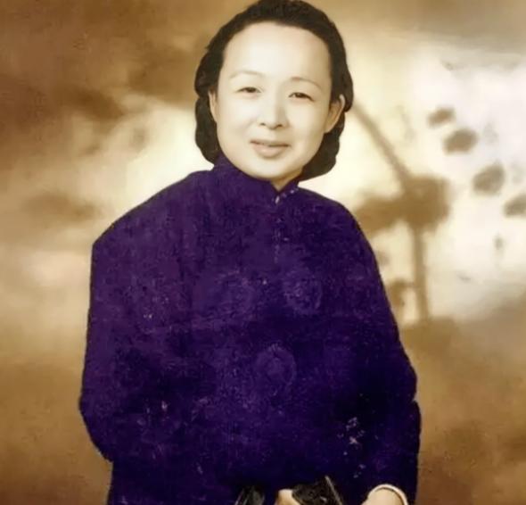1949年，陈毅听说，国军抗日名将谢晋元的遗带着4个孩子流浪街头，心生不忍，连忙