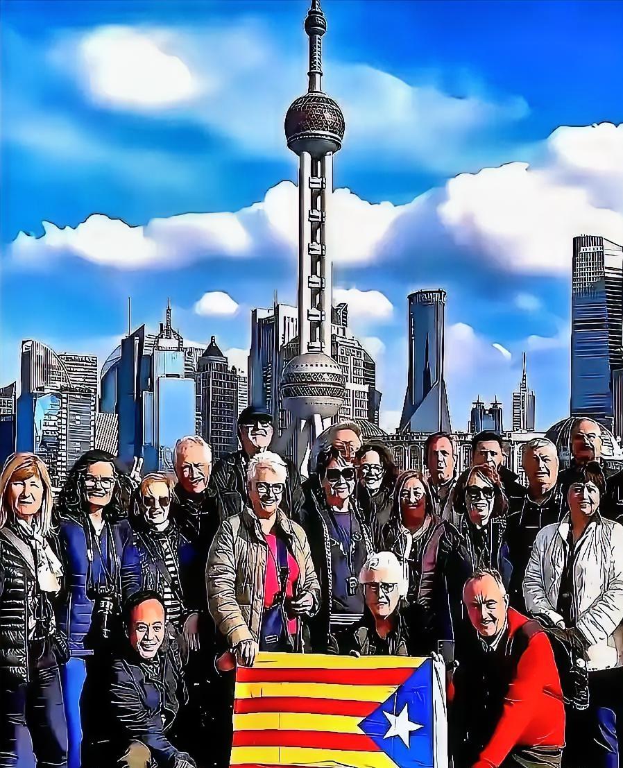 上海浦东机场，一个印度女人等了18小时。
她以为只是过个境。
结果护照被“啪”地