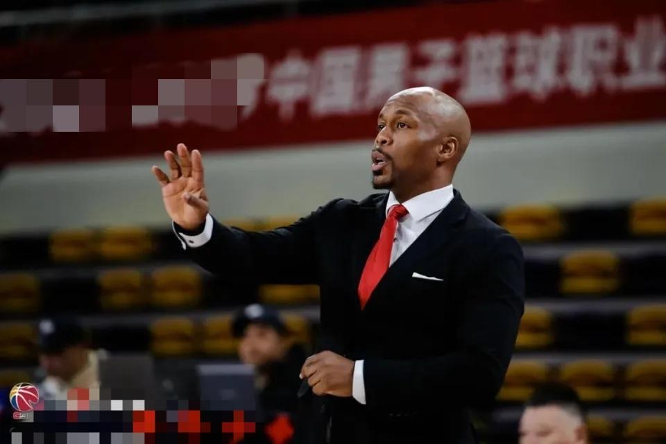 广州龙狮虽然昨天大胜辽宁男篮，但是他们进军季后赛形势还是不容乐观，因为未来的赛程