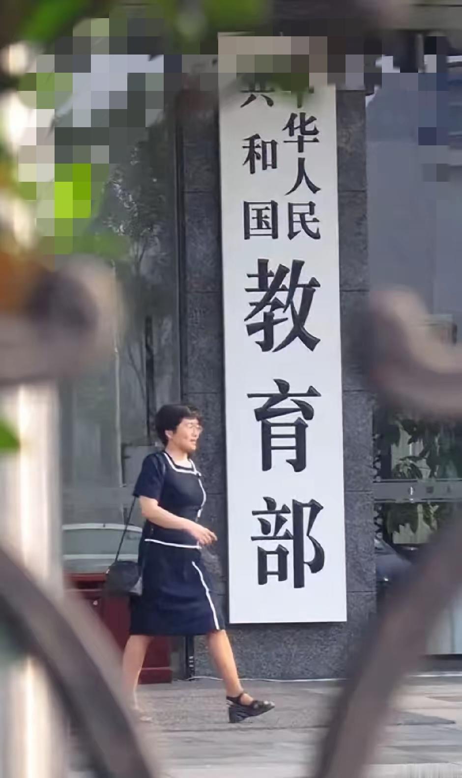 国家这记“清醒拳”，
才算打透了“重学历轻技能”的虚火！
满大街本科生聊得天花乱