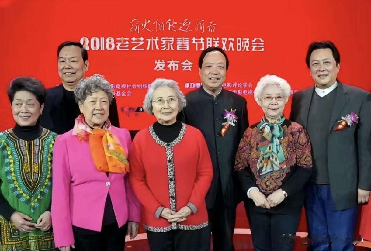 这张老艺术家的大合照看着特别让人感慨，满满都是时代的回忆。站在这里的每一位，都是