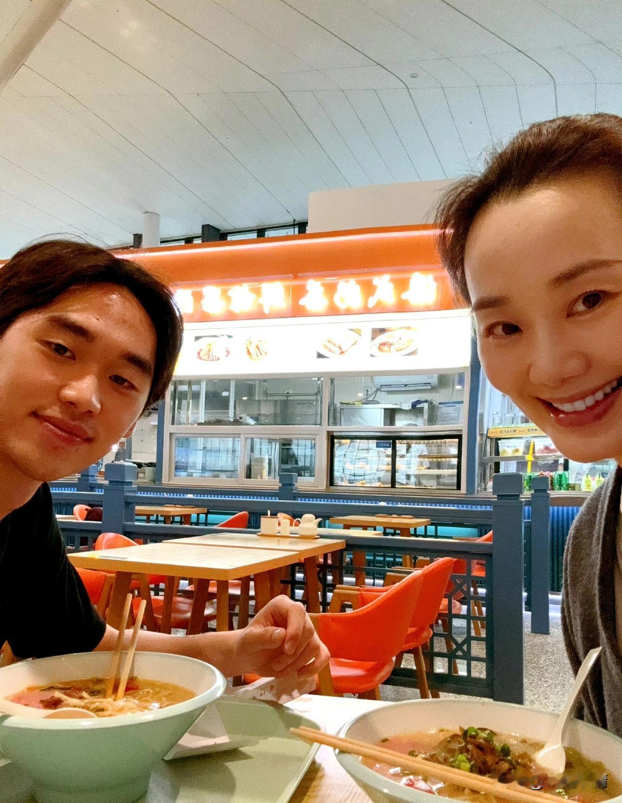 林依轮儿子请妈妈吃母亲节早餐！
5月12日，林依轮老婆西华晒出与儿子的合影，并且