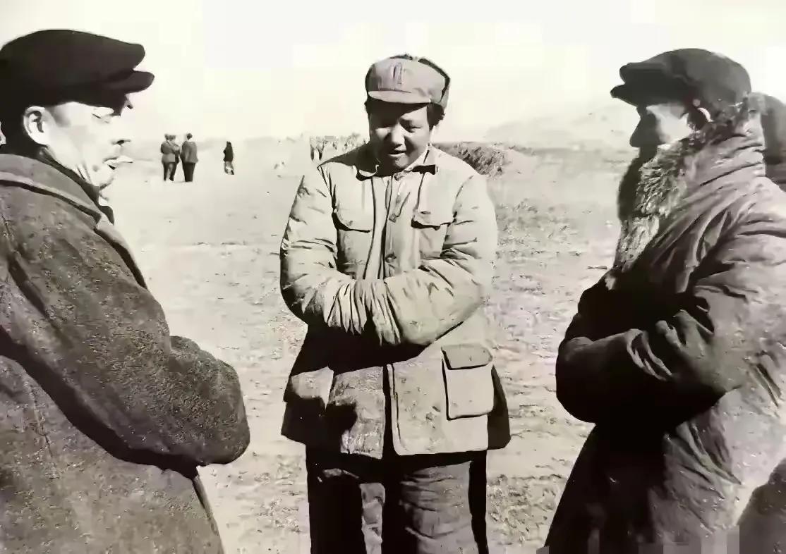 啥叫平易近人?啥叫不摆官架子?啥叫不修边幅率性而为?啥叫和群众打成一片?
这是1