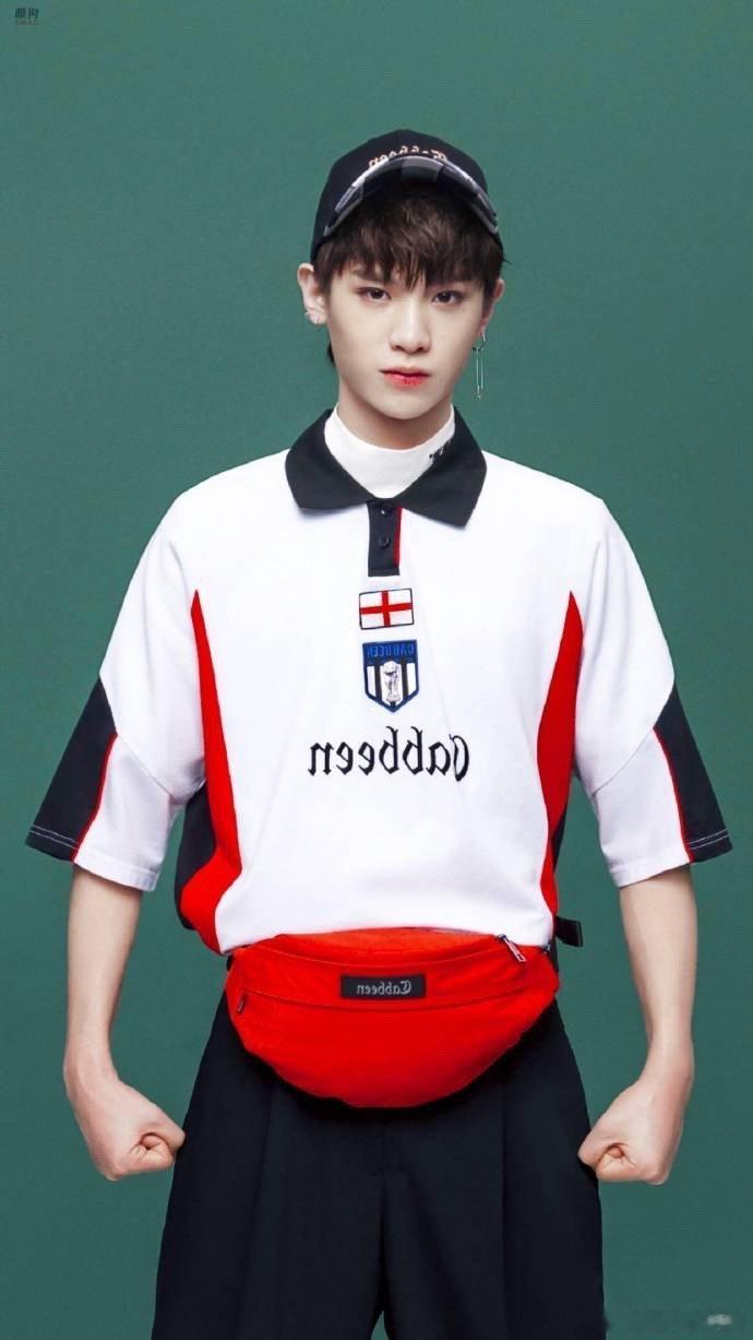 #黄明昊喊蔡国庆师父# 黄明昊的喊话充满了感情，师徒情谊如同一曲和谐的旋律，串联