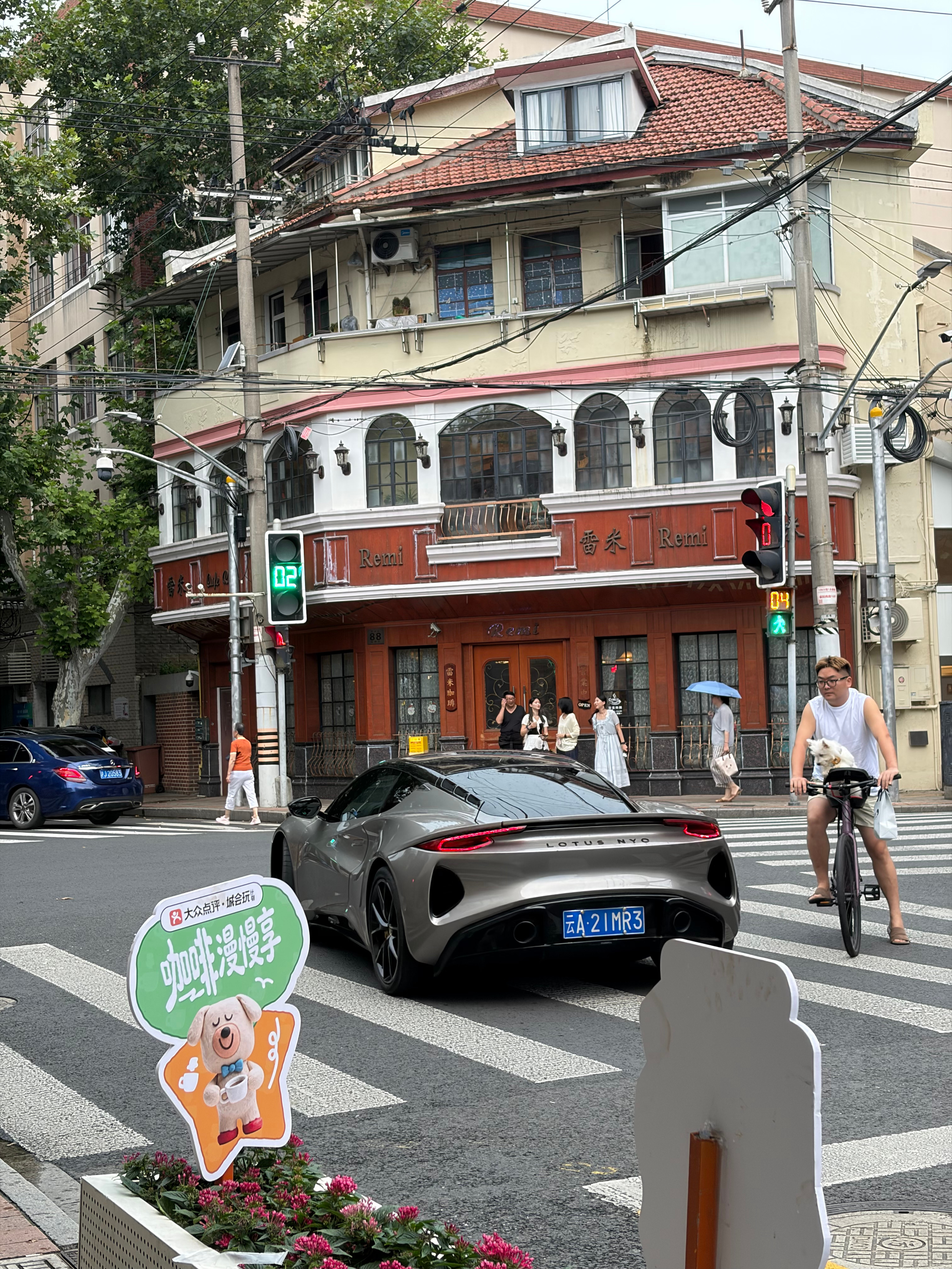 上海真是遍地是跑车，来了两天看见3台法拉利了
