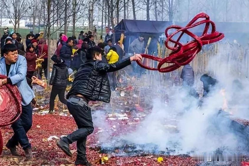新年的马蹄声，就是好运的冲锋号！把烦恼甩在身后，让快乐领跑全场。今年，愿你一马当