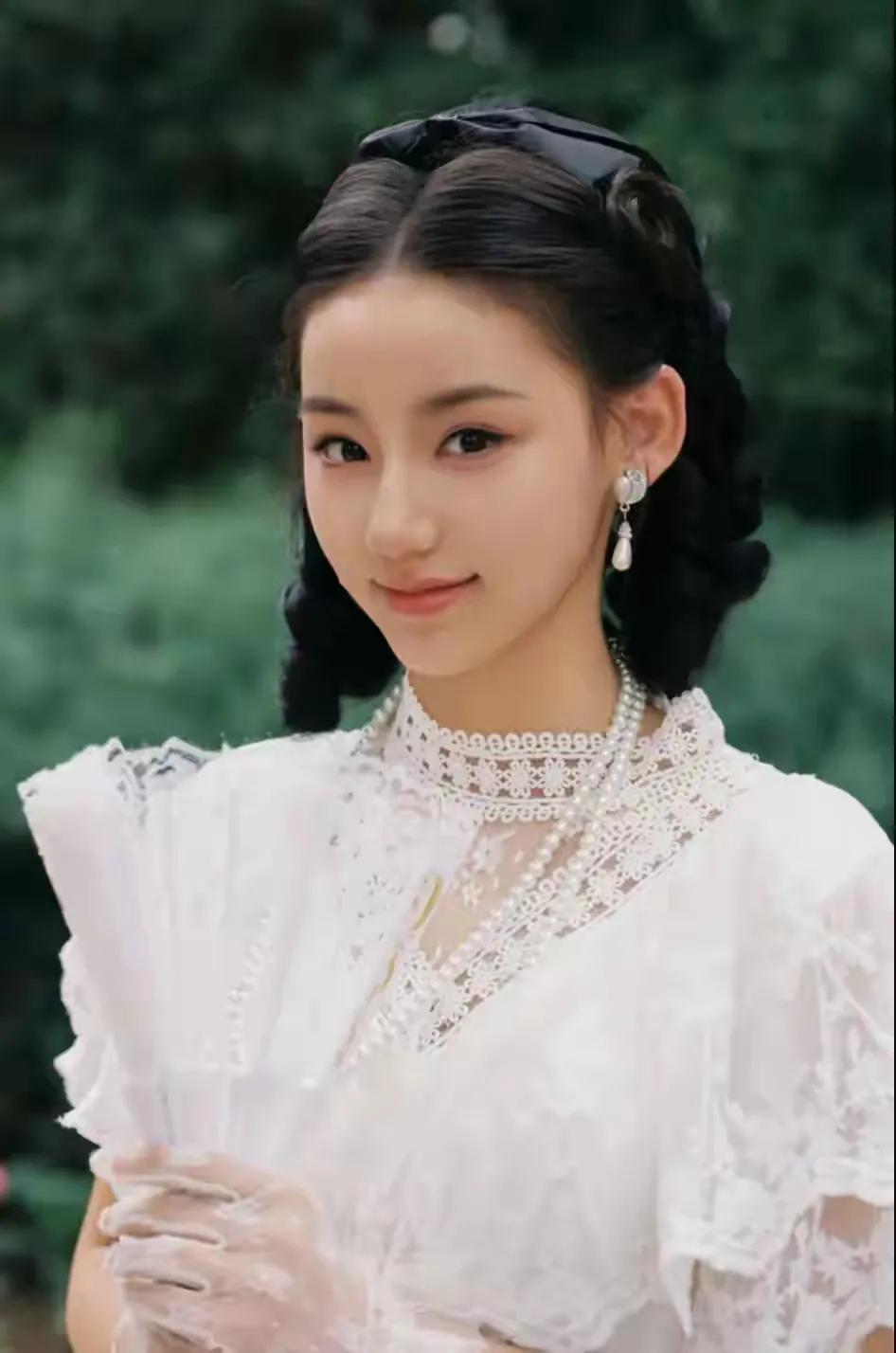 清雅脱俗之美究竟是何模样？女性魅力鉴赏 温婉出众 本图片为美女 你认为钱和幸福哪