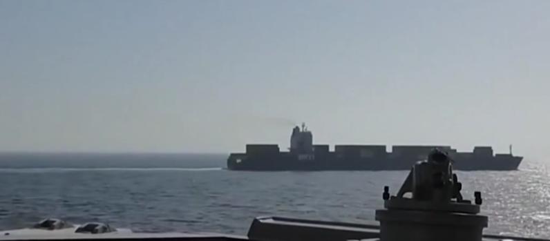 伊朗好猛：派货船冲向美军封锁线，美舰上当了！特朗普火冒三丈！
2026年4月19