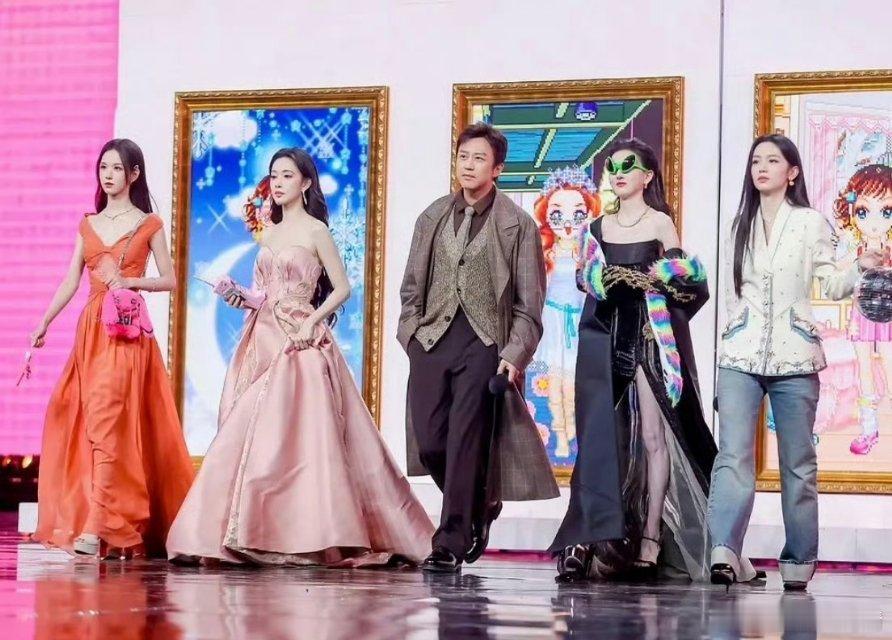 周也牛仔裤 大大方方不太明白，陈都灵，孟子义，宋祖儿都穿着礼服，她穿着工勤装就上