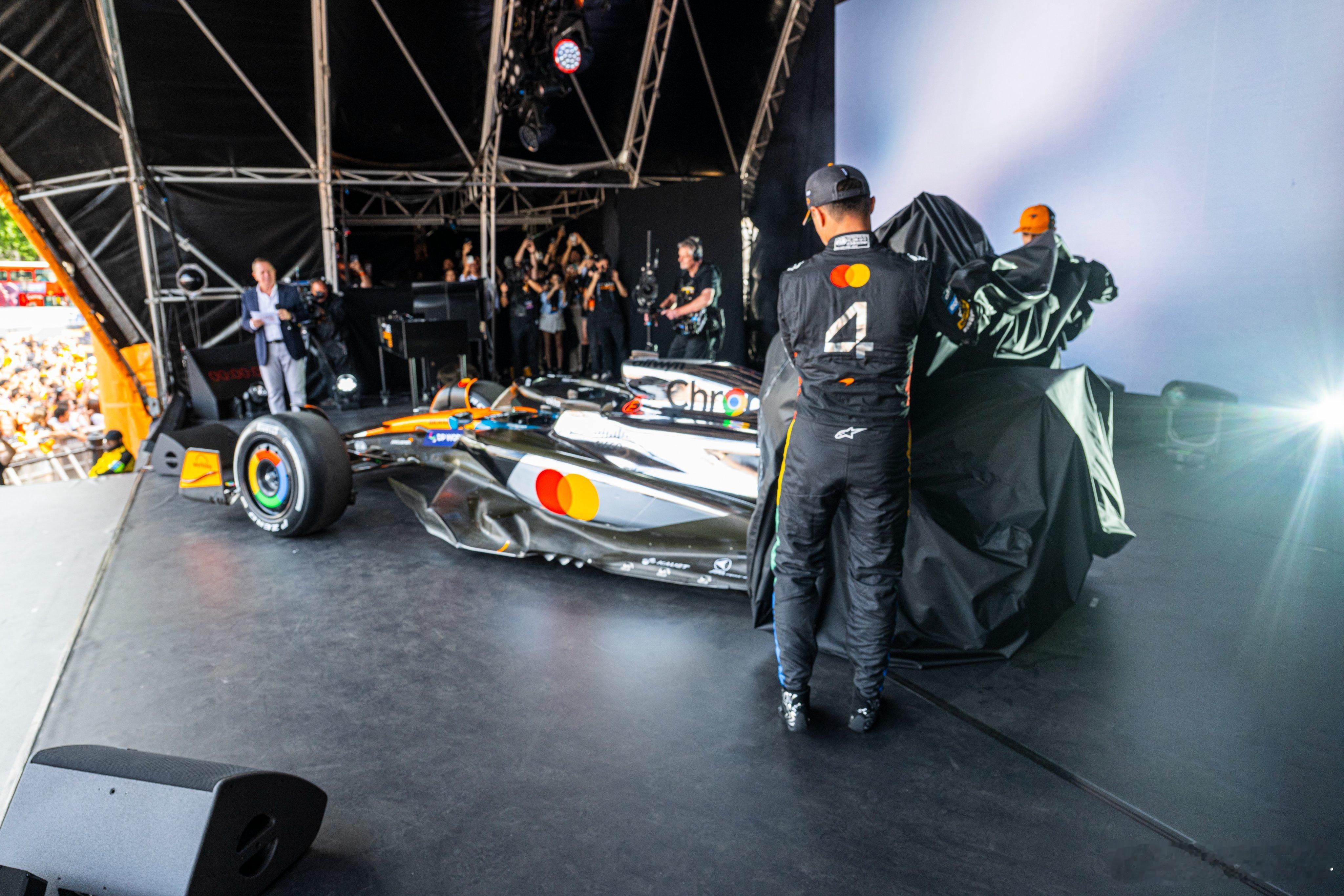 2025年F1英国大奖赛前夕，在银石赛道，皮亚斯特里和诺里斯出席了迈凯伦车队新涂